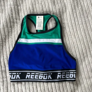 Crop top Reebok - Crop top som använts till gym, endast använd 1 gång! Med din öppen rygg i bak. Helt ny