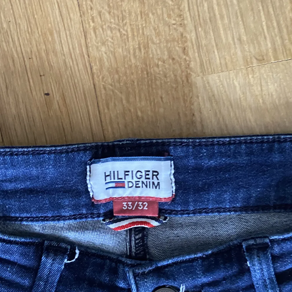 Säljer Tommy Hilfiger jeans blåfärg   Som jag knappt använt och köpte för längesen   Passform straightfit/slim  Stlk 33x32  Skick 8/10. Jeans & Byxor.