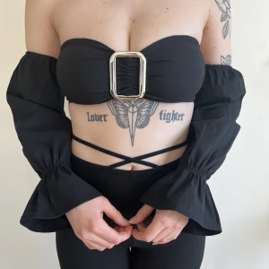 Crop top med knyt - Crop top med knytning i ryggen från NaaNaa, storlek UK10. Använd 1 gång. 