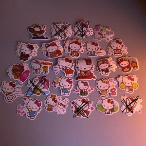 Hello Kitty klistermärken  - (TRYCK INTE PÅ KÖP NU!!) blandade hello Kitty klistermärken, 7kr/styck, 5 stycken för 30kr eller 10 stycken för 55kr :) 15kr frakt 