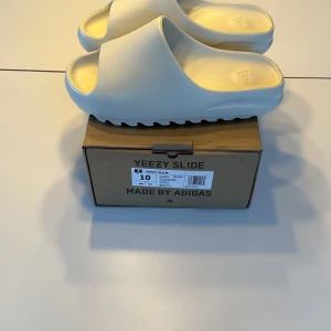 Yeezy slide  - Yeezy slide bara testade inomhus. För fler bilder eller frågor är det bara att höra av sig. Köpare står för frakt 📦.storlek 44, passar 45 också