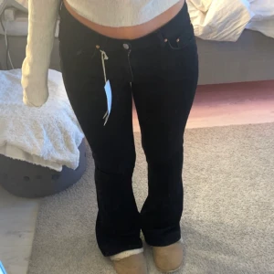 Lågmidjade jeans - Helt nya svarta lågmidjade jeans från Gina Tricot. Storlek 36 och köpta för 499kr