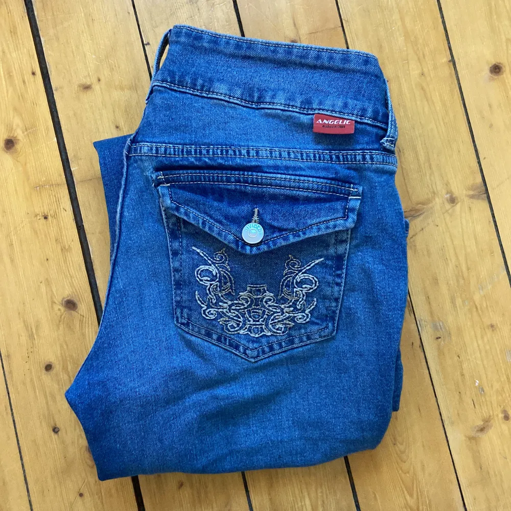 Jeans från H&M, bra skick förutom att det är sytt lite vid fickorna. Men helt ärligt så är det inget man tänker på! Slut i storlek 38 på H&Ms hemsida.  Köparen står för frakten🤍. Jeans & Byxor.