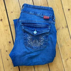 Jeans från H&M, bra skick förutom att det är sytt lite vid fickorna. Men helt ärligt så är det inget man tänker på! Slut i storlek 38 på H&Ms hemsida.  Köparen står för frakten🤍