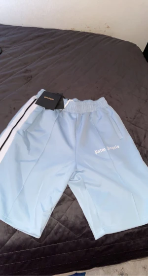 Palm angels shorts  - Jätte fräsch baby blue shorts som aldrig har använts Storlek M men kan passa L