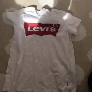 Säljer denna Levis t-shirt. Original pris: 300kr Mitt pris: 150kr