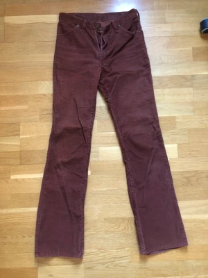 Manchesterbyxor  - Lätt utsvängda. Passar bra i längd för mig som är 175