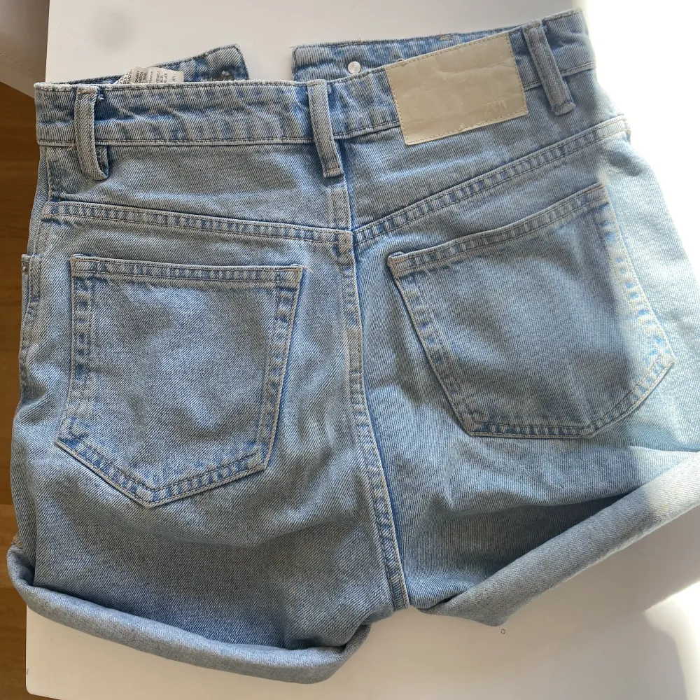 Jeansshorts från zara använda en del men bra skick💕 . Shorts.