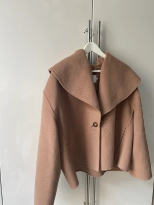 Style in jacka Nougat - Super fin jacka från Style in i färgen Nougat, väldigt gott skick! Storlek M och passar mig som är en S 🫶🏼 Tryck inte på Köp Nu!