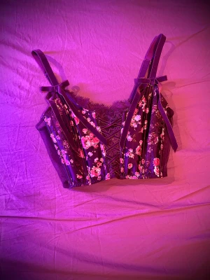 Korsett Victorias secret  - Jätte fin korsett topp corset från Victorias secret som inte kommer till användning! Frakten ligger på 55kr 💕💕