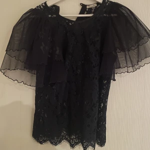 Blus - En jättefin spets blus från Ida Sjöstedt💓 Använd endast två gånger. Köpt för flera tusen