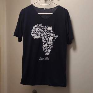 Size M perfectly new in great condition hakuna matata t-shirt. Feel free to contact us in Swedish or English. 