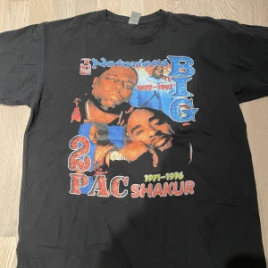 Tupac o biggie storlek xl sitter som m/l - Säljer nu min tupac x bigge då den aldrig kommer till användning den är endast använd 1 gång och finns inga flaws, pris kan diskuteras 