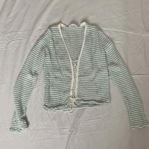 Randig tröja i tjockare stretchigt material med snörning framtill. Ljusgrön och vit från Pull&Bear knappt använd 