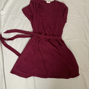 Lila klänning - Lila söt liten klänning med knytning runt midjan 