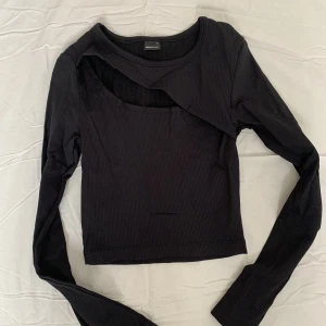 Svart topp - Svart topp med utskärning fram 