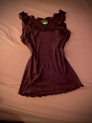 Rosemunde spets topp - Jätte fin Rosemunde spets topp har ett litet litet hål i sig som jag visar på andra bilden. Frakten ligger på 45kr 💕