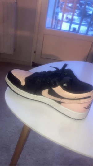 Nike Jordan 1 Low Crimson Tint - Nike Jordan 1 Low Crimson Tint - storlek 41  Sparsamt använda