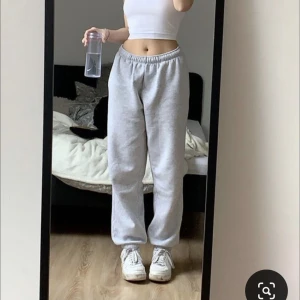 Gråa mjukisbyxor - Lånad bild!! Gråamjukis byxor sitter ungefär som på bilder. Kan tänka mig lägre pris vid snabb affär