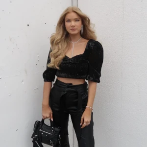 Paljettopp - Otrolig topp från NA-KD i storlek 36, endast använd på bild 🥰