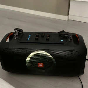 Jbl högtalare  - Säljer nu min JBL högtalare då det blev ett spontan köp men sen hade jag ingen användning av den så den har bara stått använt ett få tal gånger ny pris 3500kr
