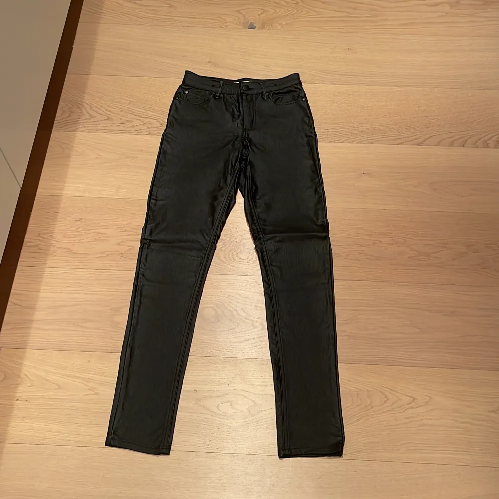 Svarta skinn byxor i väldigt bra skick bara använda fåtal gånger! Från Lindex, fickor både fram och bak . Jeans & Byxor.