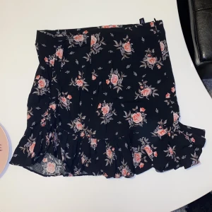 Kjol - En jättefin Sommrig kjol med blommor. Har ett snöre vid sidan så kan man justera hur lång/kort man vill ha den. Har en dragkedja. Köparen står för frakten ❤️
