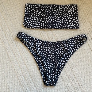 Fin bikini - Säljer en jätte snygg bikini från shein. Underdelen är brasilian och överdelen en bandeau med ett korsande knyte i ryggen! Köpare står för frakt💕