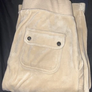 Juicy byxor - Jag säljer då jag tröttnat på färgen! Köpta i julas och använda fåtal gånger. Jag kan tänka mig att byta mot färgen ljusgrön. Priset kan diskuteras vid snabb affär.