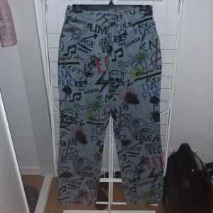 Printed jeans - Ingen användning till den!