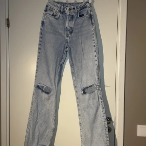 Bik Bok Jeans - Super fina Jeans i skit fin färg från Bik Bok! Tighta runt lår och rumpa och går sedan ut under knäna och blir pösiga runt vaderna!  Jätte fin ljus färg😍