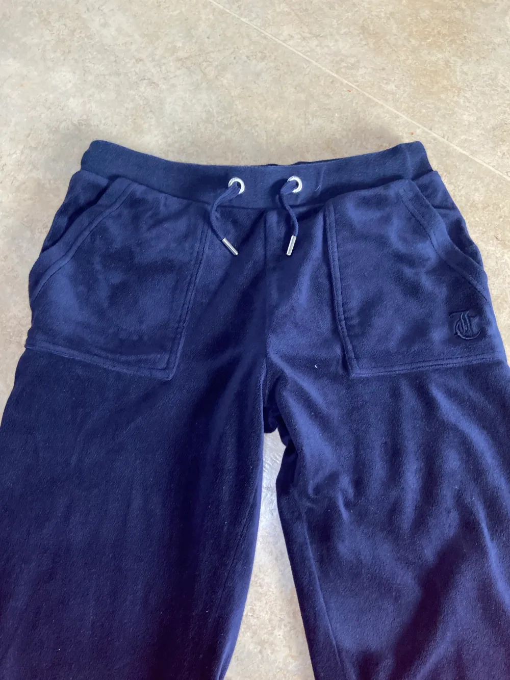 Säljer mina mörkblå juicy byxor då jag inte använder dom längre. Fint skick. Skriv till mig för fler bilder (de ser lila ut på bilden men är mörkblå). Jeans & Byxor.