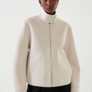 cos korta kappa  - Säljer min vita/beiga jacka från cos som är slutsåld. Använd fåtal gånger så i mycket bra skick. Storlek S. Köparen står för frakt. Nypris 990