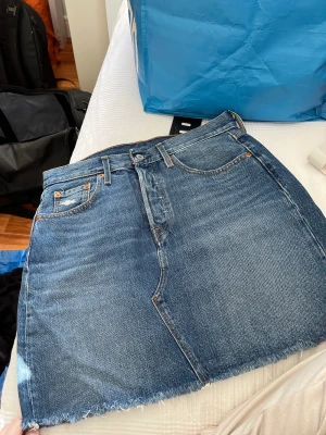 Levis kjol - Levis kjol i nyskick Storlek 29