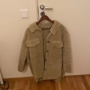 Zara fluffig kappa - En sage grön fluffig kappa från zara köpt förra året tror jag. Jag använder aldrig långa jackor därför säljer jag den. Den är i storlek M men passar S också, jag gick upp en storlek. Köpt för 899kr
