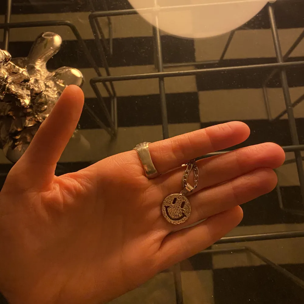 Jättefin ring och matchande halsband i äkta silver. Ringen är size 7 och är lite tillplattad i själva cirkeln men inget som stör! Nypris cirka 1700 för båda, säljer båda för 800 eller 450 styck. Accessoarer.