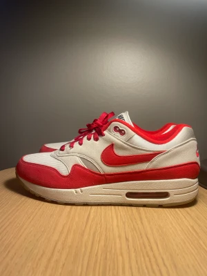 Nike Air Max 1 Stl: 46 - Ett par sparsamt använda Nike Air Max 1 ”nike by you”. Unika 1 utav 1. Största dels gjorda av mokka i röd och äggvit färg. Unik ”AIR” och ”MAX” på hällen. Kommer komplett med orginal låda. Ordinarie pris: 1900. 