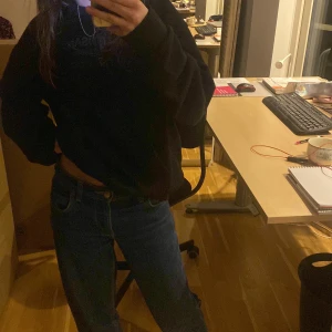lågmidjade jeans - Säljer dessa tvär snygga lågmidjade/lite mid lee jeansen. Ny priset ligger på cirka 999kr men har sänkt priset mycket då det inte är pengarna som är det viktiga utan att det kommer till användning 🙌🏼