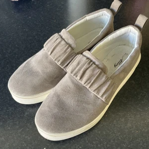 Sneakers  - En par beiga skor som är köpta på din sko. Kontakta mig om du har fler frågor 