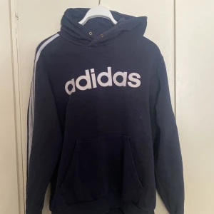 Adidas Hoodie  - Hoodie blå/vit  I bra skick 