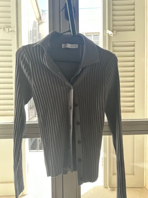 Långärmad tröja - Långärmad grå tröja med knappar från Zara💞