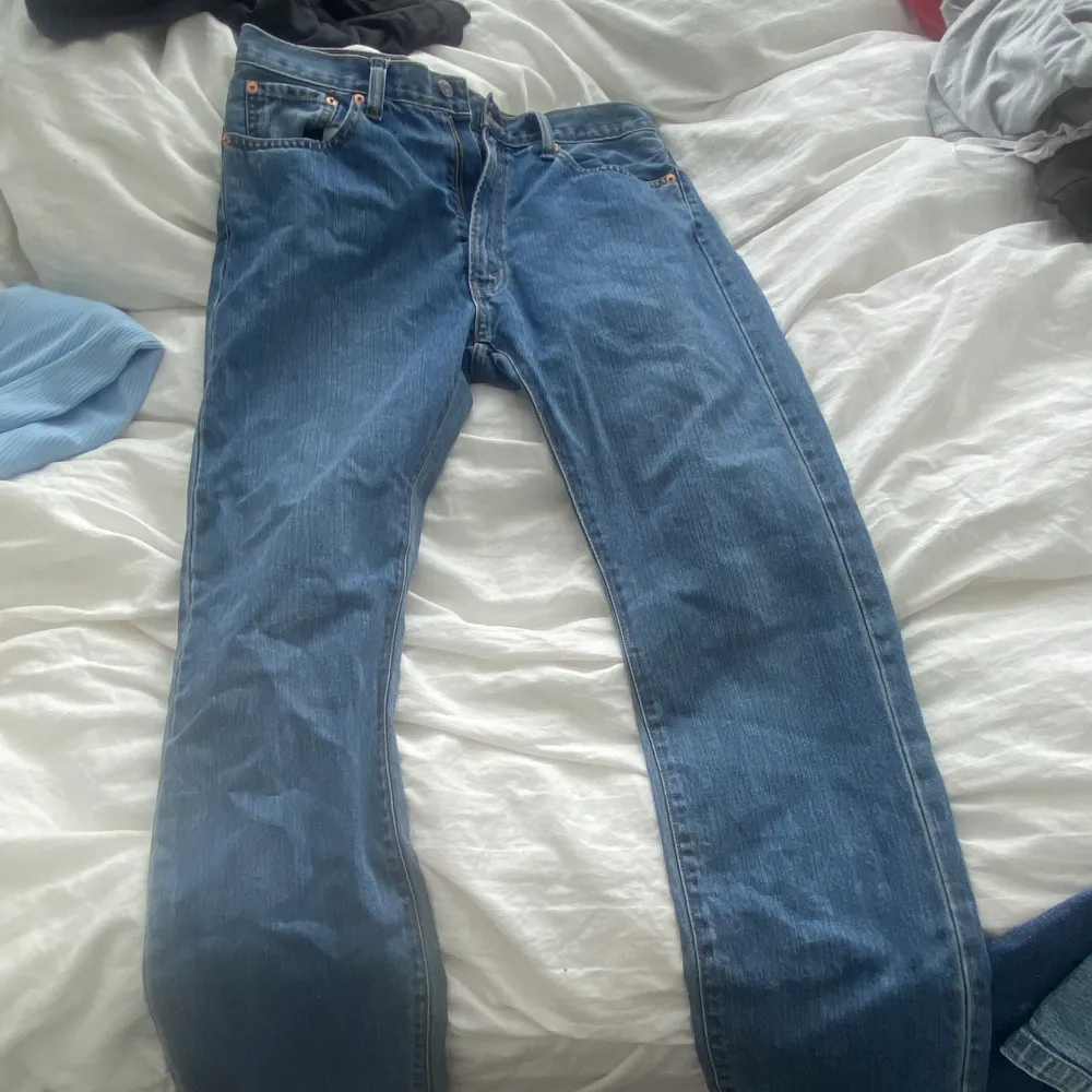 American Classic Jeans Grant - använder bara inte längre. De är lite för långå för mig (165cm) . Flared på botten. W33 L32 (405 regular fit). Skriv privat om ni vill se den på. . Jeans & Byxor.