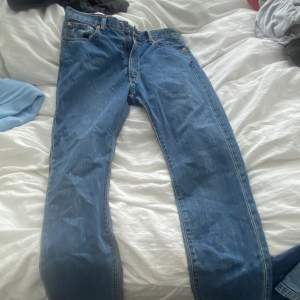 American Classic Jeans Grant - använder bara inte längre. Är lite för lång. Flared på botten. Sitter Inte tight, men lite baggy. W33 L32 (405 regular fit). Skriv privat om ni vill se den på. 