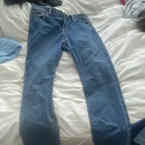 American Classic Jeans Grant - använder bara inte längre. De är lite för långå för mig (165cm) . Flared på botten. W33 L32 (405 regular fit). Skriv privat om ni vill se den på. 