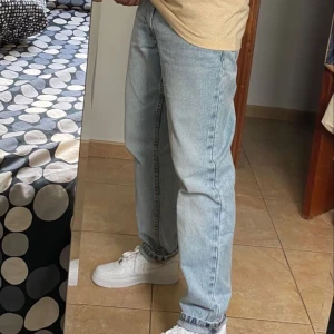 Levi’s 501 jeans  - Hej, säljer dessa Levi’s 501 jeans. Bra skick och är i storlek XS. Ifall du vill ha exakta mått på jeansen kan du skicka ett medelande👍(Första bilden är lånad)