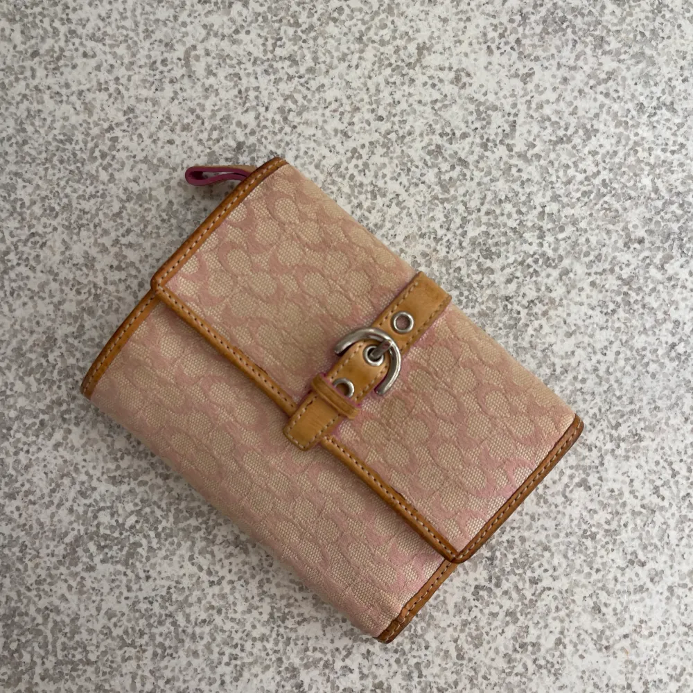 Säljer min vintage coach plånbok! Jätte fin och gullig i en rosa färg💗. Accessoarer.