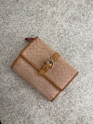 Coach plånbok - Säljer min vintage coach plånbok! Jätte fin och gullig i en rosa färg💗