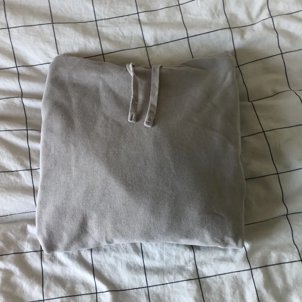 Säljer denna beiga hoodie från cubus i storlek M för att den inte kommer till användnig och är för stor. Den är i bra skick och använd ett par gånger.. Hoodies.
