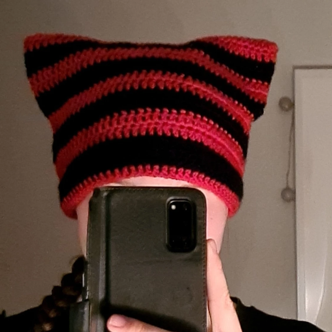Röd/svart cat beanie 