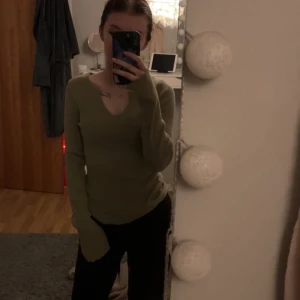 Tröja - Oanvänd (bara testad då) tröja från na-kd. Storlek xxs men väldigt stor för å va xxs, passar nog både en xs å s. Nypris 349kr 